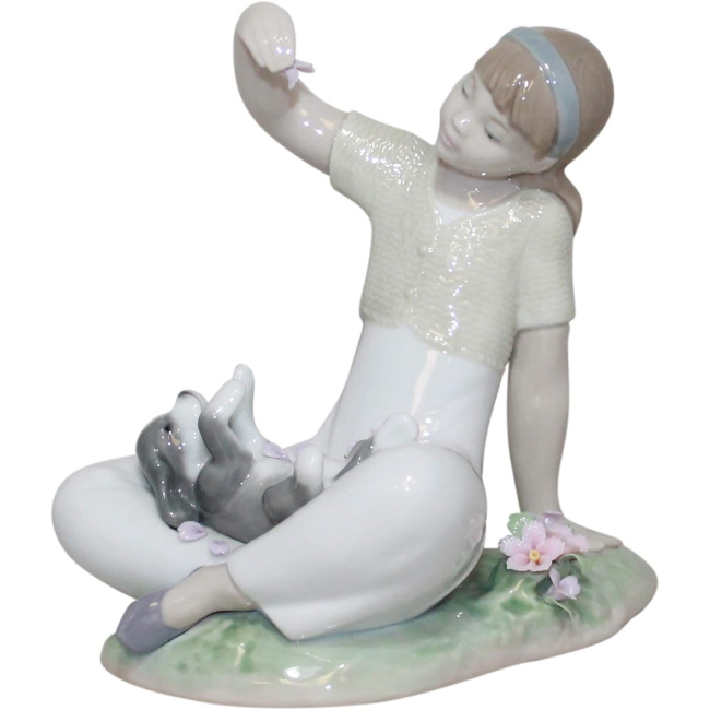 Figurine - Playtime with a Pet - 1