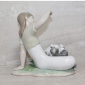 Figurine - Playtime with a Pet - 3