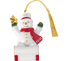 Zawieszka Christmas Classics 2025 bałwanek na sankach 7,6cm