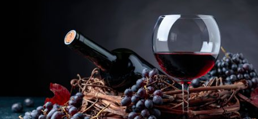 Wino po otwarciu – jak przechowywać, by nie straciło smaku? Przewodnik z akcesoriami
