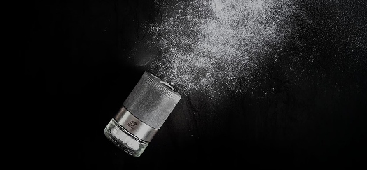 Sól w kuchni i w diecie: sól stołowa, sól z młynka czy salt powder – którą wybrać?