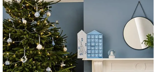 Białe święta z nutą błękitu – jak udekorować dom stylowo i subtelnie.